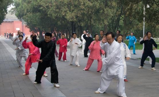 最適合老年人的健身運動 空轉(zhuǎn)呼啦圈健腰椎