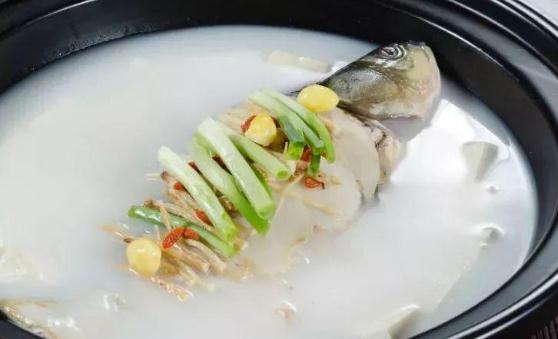 喝鯽魚湯可以調節腸胃 烹制奶白鯽魚湯的秘訣及禁忌