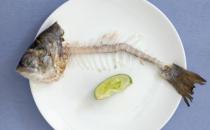 傳統處理魚刺的方法危害大 魚刺卡喉嚨的正確處理方法分享