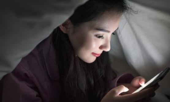 長期睡前熬夜玩手機會帶來的8個后果 改掉壞習慣利于健康