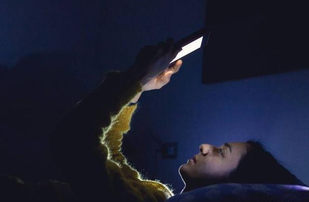 為什么手機(jī)是睡眠殺手？習(xí)慣性睡前玩手機(jī)、長(zhǎng)期熬夜玩手機(jī)的危害