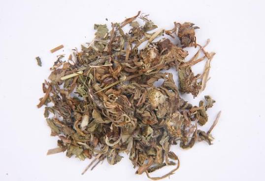 長(zhǎng)期睡前玩手機(jī)的人，面部若有3癥狀，可能是肝在“吐槽”