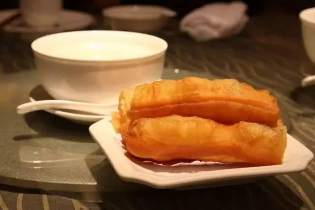 早餐哪些食物不建議吃，不吃早餐的危害：低血糖、胃炎、胃潰瘍