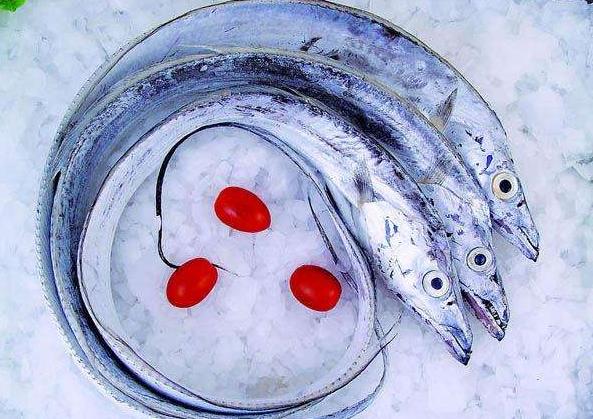 帶魚清洗：解凍、剪去頭部和魚鰭，剪開魚肚切段，掏內臟用水洗凈
