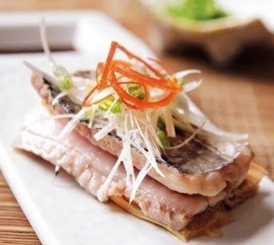 帶魚清洗：解凍、剪去頭部和魚鰭，剪開魚肚切段，掏內臟用水洗凈