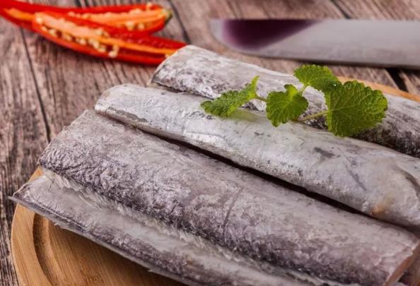 帶魚清洗：解凍、剪去頭部和魚鰭，剪開魚肚切段，掏內臟用水洗凈