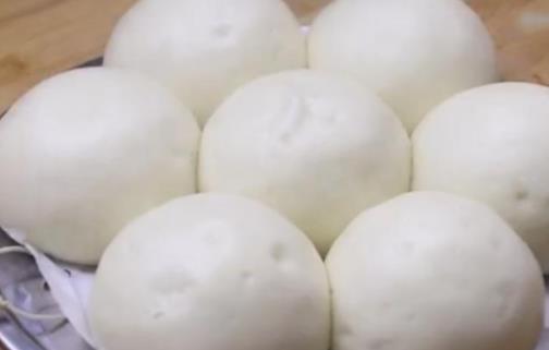 饅頭怎么看蒸沒(méi)蒸熟 饅頭怎么蒸才白而且光滑