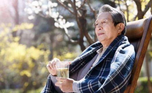 曬背去寒濕的最佳時間 曬背后的排病反應(yīng)有哪些